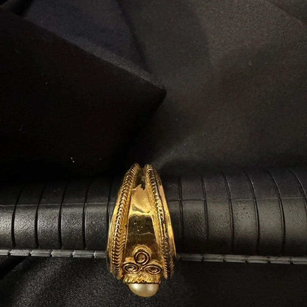 RING GOLD W Pearl like gem. Sz 8 ESTATE SALE FIND Vintage scroll beading…